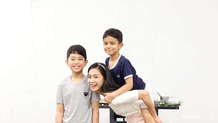 Curi Perhatian, 10 Potret Kompak Bunga Zainal dan Dua Putranya