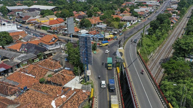 Perjalanan Mudik Ramai dan Teratur di Jalan Raya Simpang Jomin Arah Jawa Sabtu Sore