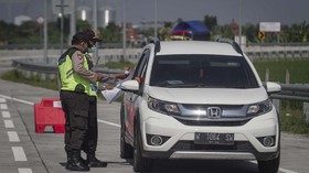 Polisi Pasang Rambu Sebelum Titik Penyekatan PPKM Darurat