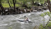 Latihan Atlet Kayak AS Jelang Olimpiade 2020 Tyler Uthus Westfall, a kayak athlete on Team USA kayak team, works out on the Potomac River during a training session, Friday, May 22, 2020, in Brookmont, Md. Westfall's summer plans to participate in the Tokyo 2020 Olympics have been pushed back for a year after the games were postponed because of the coronavirus outbreak. (AP Photo/Julio Cortez)
