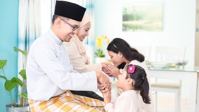 Children asking for forgiveness from their parents on Hari Raya Aidilfitri, a Malay tradition and culture in Malaysia.