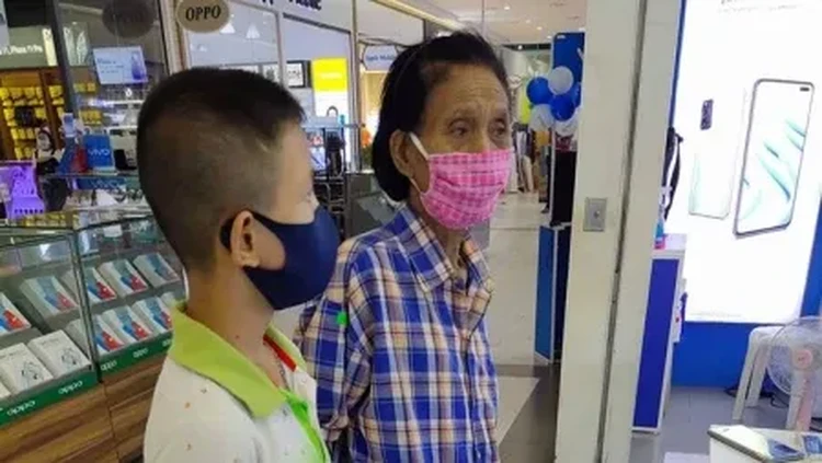 nenek belikan cucu handphone