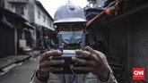 BNPB Terbangkan Thermal Drone di Pasar Tanah Abang Petugas Badan Nasional Penanggulangan Bencana (BNPB) menerbangkan thermal drone di kawasan Pasar Tanah Abang, Jakarta, Sabtu, 23 Mei 2020. Hal tersebut dilakukan untuk memantau suhu para pengunjung di Pasar Tanah Abang guna mencegah penyebaran virus Covid-19. CNN Indonesia/Bisma Septalisma