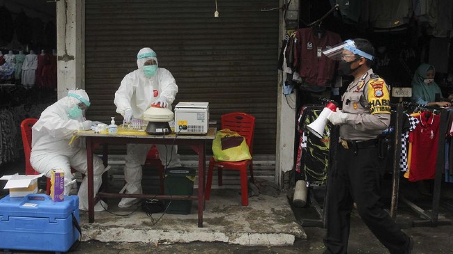 Petugas medis bersiap melakukan tes diagnostik cepat COVID-19 (Rapid Test) di Pasar Sore Manukan, Surabaya, Jawa Timur, Jumat (22/5/2020). Tes diagnostik cepat terhadap sejumlah pedagang di pasar itu guna mengetahui kondisi kesehatan mereka sebagai upaya untuk mencegah penyebaran virus Corona (COVID-19). ANTARA FOTO/Didik Suhartono/wsj.