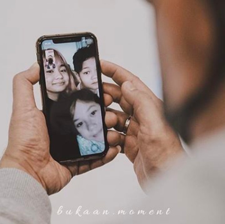 <p>Kata Indra, ini pertama kali dirinya tak menemani Mona melahirkan. "<em>Terus terang rasanya kayak jantung pindah kekaki, pokoknya awur2an. Salah satu yang nenangin selain berdoa ya video callan bareng anak2,</em>" tulis Indra. (Foto: Instagram @indrabrasco)</p>