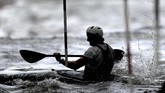 Latihan Atlet Kayak AS Jelang Olimpiade 2020 Tyler Uthus Westfall, a kayak athlete on Team USA kayak team, works out on the Potomac River during a training session, Friday, May 22, 2020, in Brookmont, Md. Westfall's summer plans to participate in the Tokyo 2020 Olympics have been pushed back for a year after the games were postponed because of the coronavirus outbreak. (AP Photo/Julio Cortez)