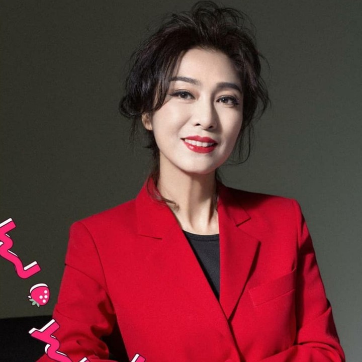 Aktris Hong Kong, Michelle Yim, masih awet muda di usia 64 tahun. Kecantikannya disebut-sebut alami tanpa operasi plastik (Foto: Instagram @mixue_michelleyim)