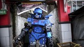 Aksi Robot Sikopit Ingatkan Warga Bahaya Corona Robot Sikopit berpatroli di Sekepanjang, Cikutra, Bandung, Jawa Barat, Senin (4/5/2020).