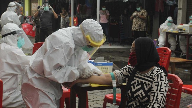 Petugas medis bersiap melakukan tes diagnostik cepat COVID-19 (Rapid Test) di Pasar Sore Manukan, Surabaya, Jawa Timur, Jumat (22/5/2020). Tes diagnostik cepat terhadap sejumlah pedagang di pasar itu guna mengetahui kondisi kesehatan mereka sebagai upaya untuk mencegah penyebaran virus Corona (COVID-19). ANTARA FOTO/Didik Suhartono/wsj.