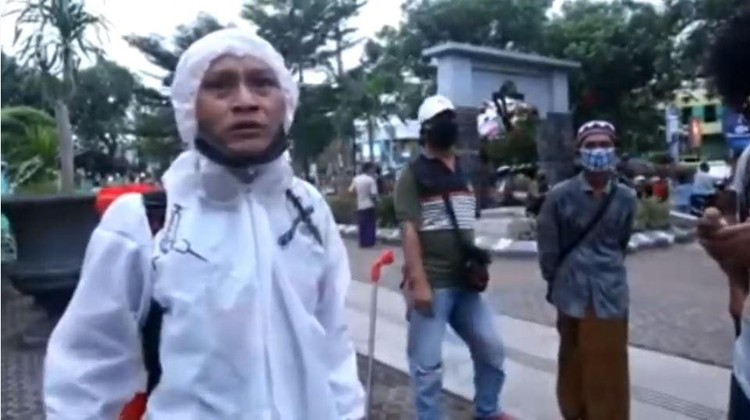 pria viral pakai APD teriak capek
