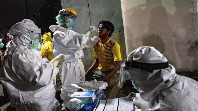 Petugas medis melakukan tes swab COVID-19 kepada seorang pedagang di Pasar Ikan Rejomulyo (Pasar Kobong), Semarang, Jawa Tengah, Jumat (22/5/2020). Tes diagnostik cepat (rapid test) maupun swab secara acak terhadap ratusan pedagang maupun pengunjung di pusat penjualan hasil laut tersebut untuk mendeteksi serta memutus rantai penyebaran virus Corona (COVID-19) dari lokasi ditemukannya 26 pedagang dan pengunjung yang dinyatakan positif COVID-19 usai menjalani pemeriksaan COVID-19 pada Rabu (20/5) lalu. ANTARA FOTO/Aji Styawan/wsj.