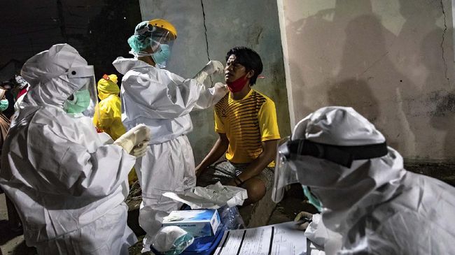 TEMUAN LOKASI BARU PENYEBARAN COVID-19 DI SEMARANG Petugas medis melakukan tes swab COVID-19 kepada seorang pedagang di Pasar Ikan Rejomulyo (Pasar Kobong), Semarang, Jawa Tengah, Jumat (22/5/2020). Tes diagnostik cepat (rapid test) maupun swab secara acak terhadap ratusan pedagang maupun pengunjung di pusat penjualan hasil laut tersebut untuk mendeteksi serta memutus rantai penyebaran virus Corona (COVID-19) dari lokasi ditemukannya 26 pedagang dan pengunjung yang dinyatakan positif COVID-19 usai menjalani pemeriksaan COVID-19 pada Rabu (20/5) lalu. ANTARA FOTO/Aji Styawan/wsj.