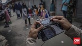 BNPB Terbangkan Thermal Drone di Pasar Tanah Abang Petugas Badan Nasional Penanggulangan Bencana (BNPB) menerbangkan thermal drone di kawasan Pasar Tanah Abang, Jakarta, Sabtu, 23 Mei 2020. Hal tersebut dilakukan untuk memantau suhu para pengunjung di Pasar Tanah Abang guna mencegah penyebaran virus Covid-19. CNN Indonesia/Bisma Septalisma