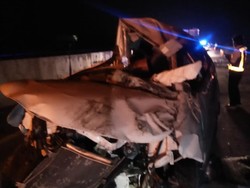 Sebuah MPV Terbalik di Tol Ngawi, 8 Orang Selamat