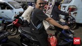 Tak Peduli Pandemi Indonesia Siap Lebaran Warga memadati Pasar Pulogadung di tengah penerapan Pembatasan Sosial Berskala Besar (PSBB) di Jakarta, Sabtu, 23 Mei 2020. Meskipun dalam masa pandemi COVID-19, warga tetap ramai mengunjungi pusat perbelanjaan untuk memenuhi kebutuhan lebaran. Sebelumnya Gubernur DKI Jakarta Anies Baswedan memutuskan untuk melanjutkan PSBB tahap ketiga di DKI Jakarta yang dimulai 22 Mei hingga 4 Juni 2020 atau selama 14 hari ke depan untuk menekan tingkat penularan COVID-19. (CNNIndonesia/Adhi Wicaksono)