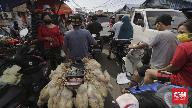 Warga memadati Pasar Pulogadung di tengah penerapan Pembatasan Sosial Berskala Besar (PSBB) di Jakarta, Sabtu, 23 Mei 2020. Meskipun dalam masa pandemi COVID-19, warga tetap ramai mengunjungi pusat perbelanjaan untuk memenuhi kebutuhan lebaran. Sebelumnya Gubernur DKI Jakarta Anies Baswedan memutuskan untuk melanjutkan PSBB tahap ketiga di DKI Jakarta yang dimulai 22 Mei hingga 4 Juni 2020 atau selama 14 hari ke depan untuk menekan tingkat penularan COVID-19. CNNIndonesia/Adhi Wicaksono