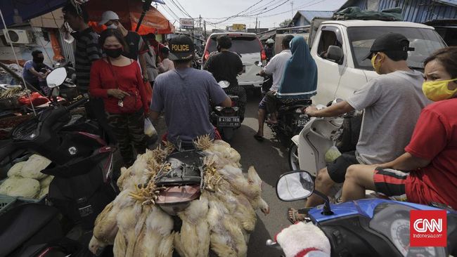 Pasar Pulogadung Warga memadati Pasar Pulogadung di tengah penerapan Pembatasan Sosial Berskala Besar (PSBB) di Jakarta, Sabtu, 23 Mei 2020. Meskipun dalam masa pandemi COVID-19, warga tetap ramai mengunjungi pusat perbelanjaan untuk memenuhi kebutuhan lebaran. Sebelumnya Gubernur DKI Jakarta Anies Baswedan memutuskan untuk melanjutkan PSBB tahap ketiga di DKI Jakarta yang dimulai 22 Mei hingga 4 Juni 2020 atau selama 14 hari ke depan untuk menekan tingkat penularan COVID-19. CNNIndonesia/Adhi Wicaksono