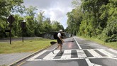 Latihan Atlet Kayak AS Jelang Olimpiade 2020 Tyler Uthus Westfall, a kayak athlete on Team USA kayak team, carries his kayak across a highway after working out on the Potomac River, Friday, May 22, 2020, in Brookmont, Md. Westfall's summer plans to participate in the Tokyo 2020 Olympics have been pushed back for a year after the games were postponed because of the coronavirus outbreak. (AP Photo/Julio Cortez)