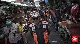 Dagang Lagi, PKL Tanah Abang 'Kucing-kucingan' dengan Aparat