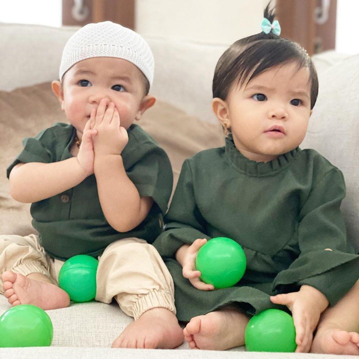 <div>Hanya beda model pakaian, anak kembar Ratna Galih kompak mengenakan pakaian dengan warna yang sama. Menggemaskan ya, Bunda? (Foto: Instagram @ratnagalih)</div>