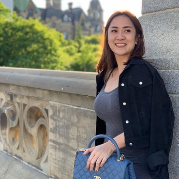 Pakai Gaun Ketat Abu-abu, Tante Ernie: Udah Mirip Ji Sun Woo Belum?