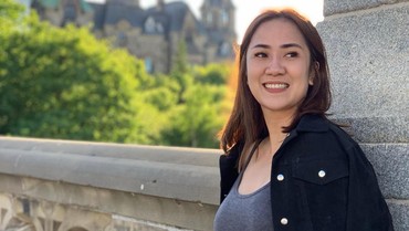 img-title Pakai Gaun Ketat Abu-abu, Tante Ernie: Udah Mirip Ji Sun Woo Belum?