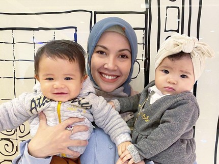 7 Potret Anak Kembar Pesinetron Ratna Galih, Makin Menggemaskan Bunda