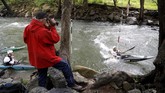Latihan Atlet Kayak AS Jelang Olimpiade 2020 Tyler Uthus Westfall, right, a kayak athlete on Team USA kayak team, works out on the Potomac River during a training session as his coach Silvan Poberaj, second from left, films and times him, Friday, May 22, 2020, in Brookmont, Md. Also seen is teammate Joshua Joseph, far left. Westfall and Joseph's summer plans to participate in the Tokyo 2020 Olympics have been pushed back for a year after the games were postponed because of the coronavirus outbreak. (AP Photo/Julio Cortez)