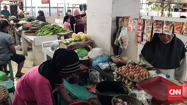 Menjelang perayaan Hari Raya Idulfitri, situasi Pasar Asembagus pada hari Sabtu (23/5) terpantau ramai.