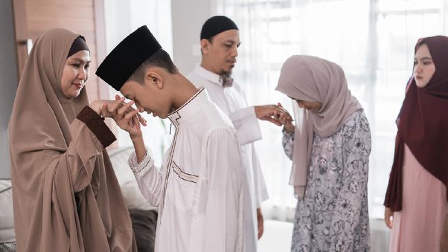 muslim family shake hand apologizing during the Eid mubarak ramadan celebration