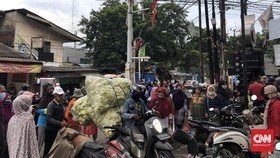 Sehari Jelang Lebaran, Warga Padati Pasar
