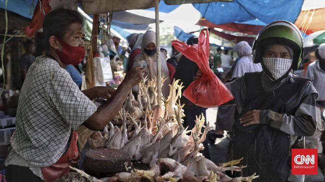 Pasar Kramat Jati Suasana di Pasar Kramat Jati, Jakarta, Sabtu, 23 Mei 2020. Menjelang perayaan Hari Raya Idulfitri 1441 H, Pasar Kramat Jati sejak pagi hari dipadati oleh para warga yang hendak membeli kebutuhan bahan makanan maupun kebutuhan rumah tangga. CNN Indonesia/Bisma Septalisma
