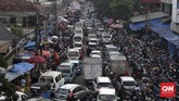 Tak Peduli Pandemi Indonesia Siap Lebaran Kepadatan kendaraan dan mobilitas warga di kawasan Pasar Kebayoran Lama, Jakarta, Jumat, 22 Mei 2020. Dua hari menjelang Idul Fitri, sejumlah pasar yang ada di ibukota Jakarta dipenuhi warga untuk mencari kebutuhan sandang dan pangan. CNNIndonesia/Safir Makki