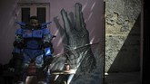 Aksi Robot Sikopit Ingatkan Warga Bahaya Corona Robot Sikopit beristirahat di sela patroli di Sekepanjang, Cikutra, Bandung, Jawa Barat, Senin (4/5/2020).