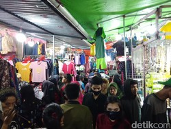 Tanpa Jarak-Tak Bermasker, Warga Makassar Padati Pasar Senggol