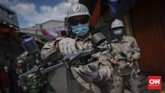 BNPB Terbangkan Thermal Drone di Pasar Tanah Abang Petugas Badan Nasional Penanggulangan Bencana (BNPB) menerbangkan thermal drone di kawasan Pasar Tanah Abang, Jakarta, Sabtu, 23 Mei 2020. Hal tersebut dilakukan untuk memantau suhu para pengunjung di Pasar Tanah Abang guna mencegah penyebaran virus Covid-19. CNN Indonesia/Bisma Septalisma