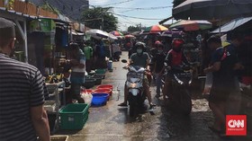 Satpol PP Tertibkan Kerumunan Pasar Jatinegara