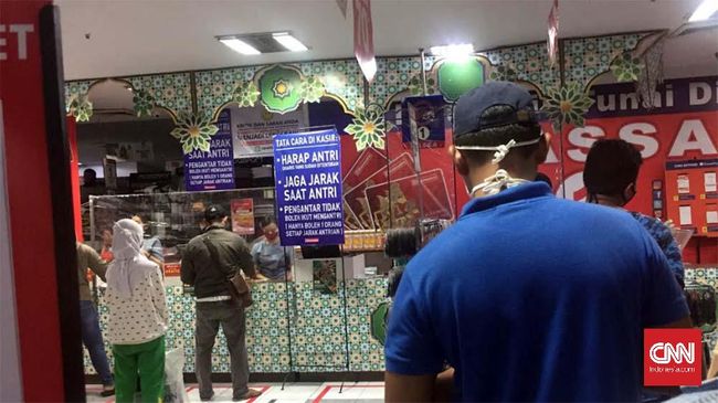 Ramayana Pasar Minggu Tetap Buka saat PSBB Toko Pakaian Ramayana di kasasan Pasar Minggu, Jakarta Selatan tetap beroperasi selama penerapan status PSBB, Sabtu (23/5.