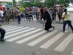Mengamuk! Pedagang Bongkar Blokade Jalan Masuk Pasar Payakumbuh