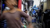 Aksi Robot Sikopit Ingatkan Warga Bahaya Corona Robot Sikopit membubarkan kerumuman anak di gang Sekepanjang, Cikutra, Bandung, Jawa Barat, Senin (4/5/2020).