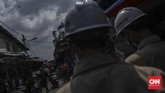 BNPB Terbangkan Thermal Drone di Pasar Tanah Abang Petugas Badan Nasional Penanggulangan Bencana (BNPB) menerbangkan thermal drone di kawasan Pasar Tanah Abang, Jakarta, Sabtu, 23 Mei 2020. Hal tersebut dilakukan untuk memantau suhu para pengunjung di Pasar Tanah Abang guna mencegah penyebaran virus Covid-19. CNN Indonesia/Bisma Septalisma