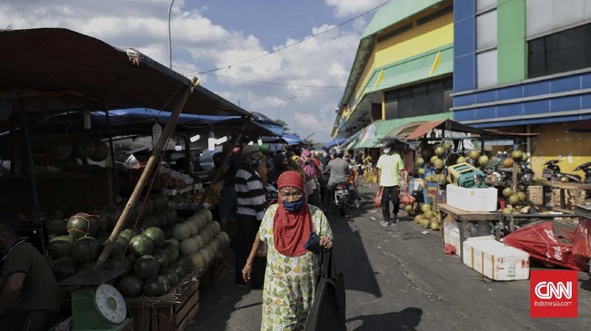 Suasana di Pasar Kramat Jati, Jakarta, Sabtu, 23 Mei 2020. Menjelang perayaan Hari Raya Idulfitri 1441 H, Pasar Kramat Jati sejak pagi hari dipadati oleh para warga yang hendak membeli kebutuhan bahan makanan maupun kebutuhan rumah tangga. CNN Indonesia/Bisma Septalisma