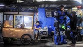 Aksi Robot Sikopit Ingatkan Warga Bahaya Corona Warga yang menggunakan kostum Robot Sikopit berbuka puasa di sela patroli di sekitaran Pasar Cikutra, Bandung, Jawa Barat, Senin (4/5/2020).