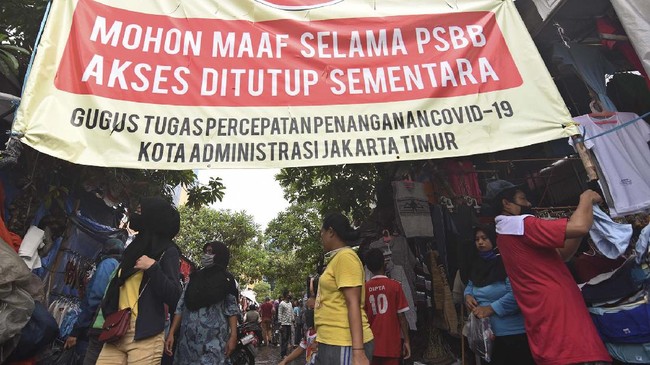 Warga berbelanja di Pasar Jatinegara di tengah penerapan Pembatasan Sosial Berskala Besar (PSBB) di Jakarta, Jumat (22/5/2020). Gubernur DKI Jakarta Anies Baswedan memutuskan untuk melanjutkan PSBB tahap ketiga di DKI Jakarta yang dimulai 22 Mei hingga 4 Juni 2020 atau selama 14 hari ke depan untuk menekan tingkat penularan COVID-19. ANTARA FOTO/Indrianto Eko Suwarso/wsj.
