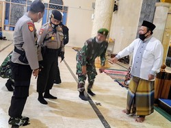 Pantau Protokol Kesehatan Saat Salat Id, Gugus COVID-19 Bondowoso Datangi Masjid