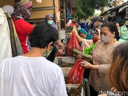 Sesak, Begini Suasana Pasar di Kota Bekasi H-1 Lebaran