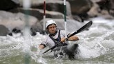 Latihan Atlet Kayak AS Jelang Olimpiade 2020 Tyler Uthus Westfall, a kayak athlete on the Team USA kayak team, works out on the Potomac River during a training session, Friday, May 22, 2020, in Brookmont, Md. Westfall's summer plans to participate in the Tokyo 2020 Olympics have been pushed back for a year after the games were postponed because of the coronavirus outbreak. (AP Photo/Julio Cortez)