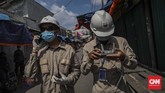 BNPB Terbangkan Thermal Drone di Pasar Tanah Abang Petugas Badan Nasional Penanggulangan Bencana (BNPB) menerbangkan thermal drone di kawasan Pasar Tanah Abang, Jakarta, Sabtu, 23 Mei 2020. Hal tersebut dilakukan untuk memantau suhu para pengunjung di Pasar Tanah Abang guna mencegah penyebaran virus Covid-19. CNN Indonesia/Bisma Septalisma