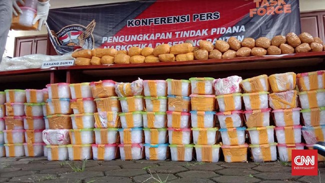 Serang (23/05) Sabu seberat 821 kilogram (kg) di amankan disebuah ruko yang berlokasi di RT 01 RW 03, Kampung Kepandean Got, Kelurahan Taktakan, Kecamatan Taktakan, Kota Serang, Banten. Penggrebekkan sabu nyaris satu ton itu terjadi Jumat malam, 22 Mei 2020 sekitar pukul 18.30 wib.