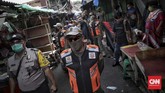 Tak Peduli Pandemi Indonesia Siap Lebaran Petugas gabungan dari Satpol PP dan Polsek Tanah Abang melakukan penertiban dengan menghimbau terhadap pedagang Pasar Tanah Abang agar segera menutup kiosnya, Jakarta, Sabtu, 23 Mei 2020. Penertiban tersebut dilakukan guna memutus rantai penyebaran virus Covid-19. CNN Indonesia/Bisma Septalisma
